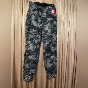 - - SPANX NWT M Stretch Twill Cargo Jogger Blackwash Camo